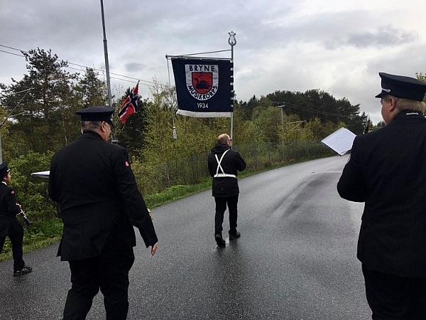 Morgonparaden gjekk som før, kl 0700 i Vardheia Morgonparaden gjekk som før, kl 0700 i Vardheia